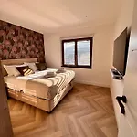 The Penthouse 公寓