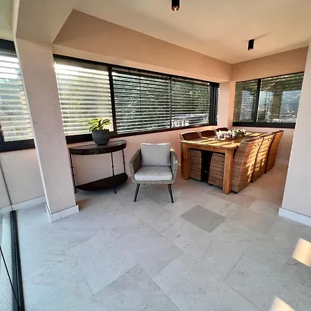 The Penthouse דירה