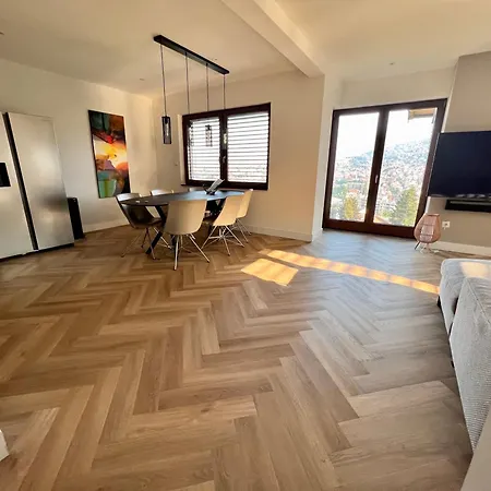 アパート The Penthouse *