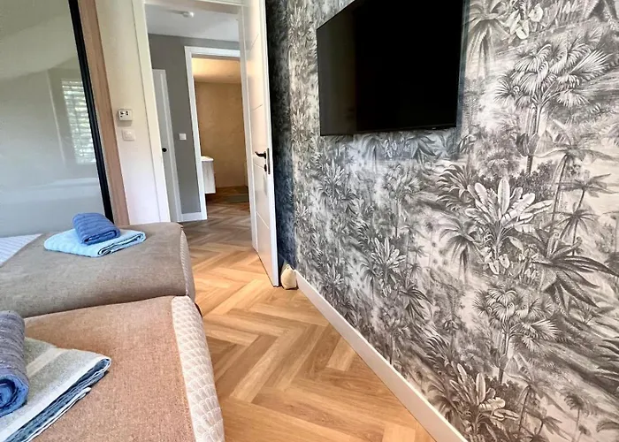 The Penthouse 公寓 *